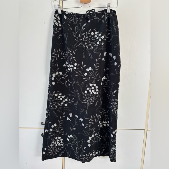 Classique Collections Dresses & Skirts - Vintage Floral Black White Small Midi Slip Skirt Cottagecore Fairycore Y2K